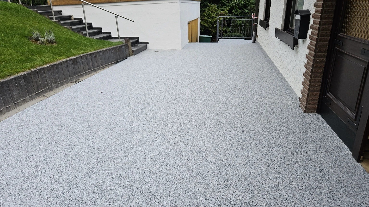 Große helle Außenfläche mit angrenzender Treppenanlage und Wohnhaus