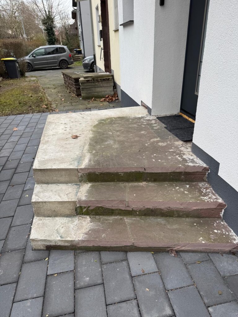 Eingangstreppe am Hauseingang vor der Oberflächenausführung
