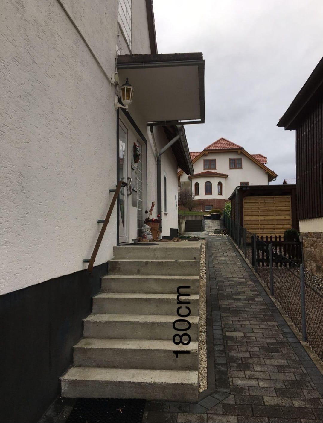 Außentreppe am Hauseingang vorher