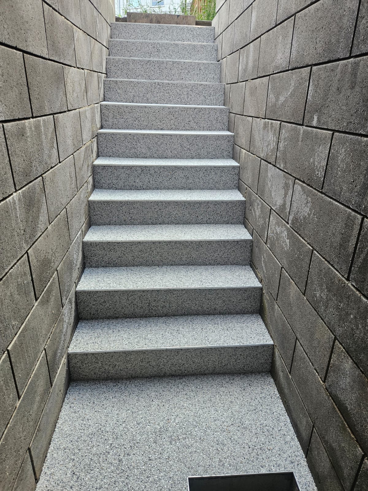 Schmale Außentreppe nachher