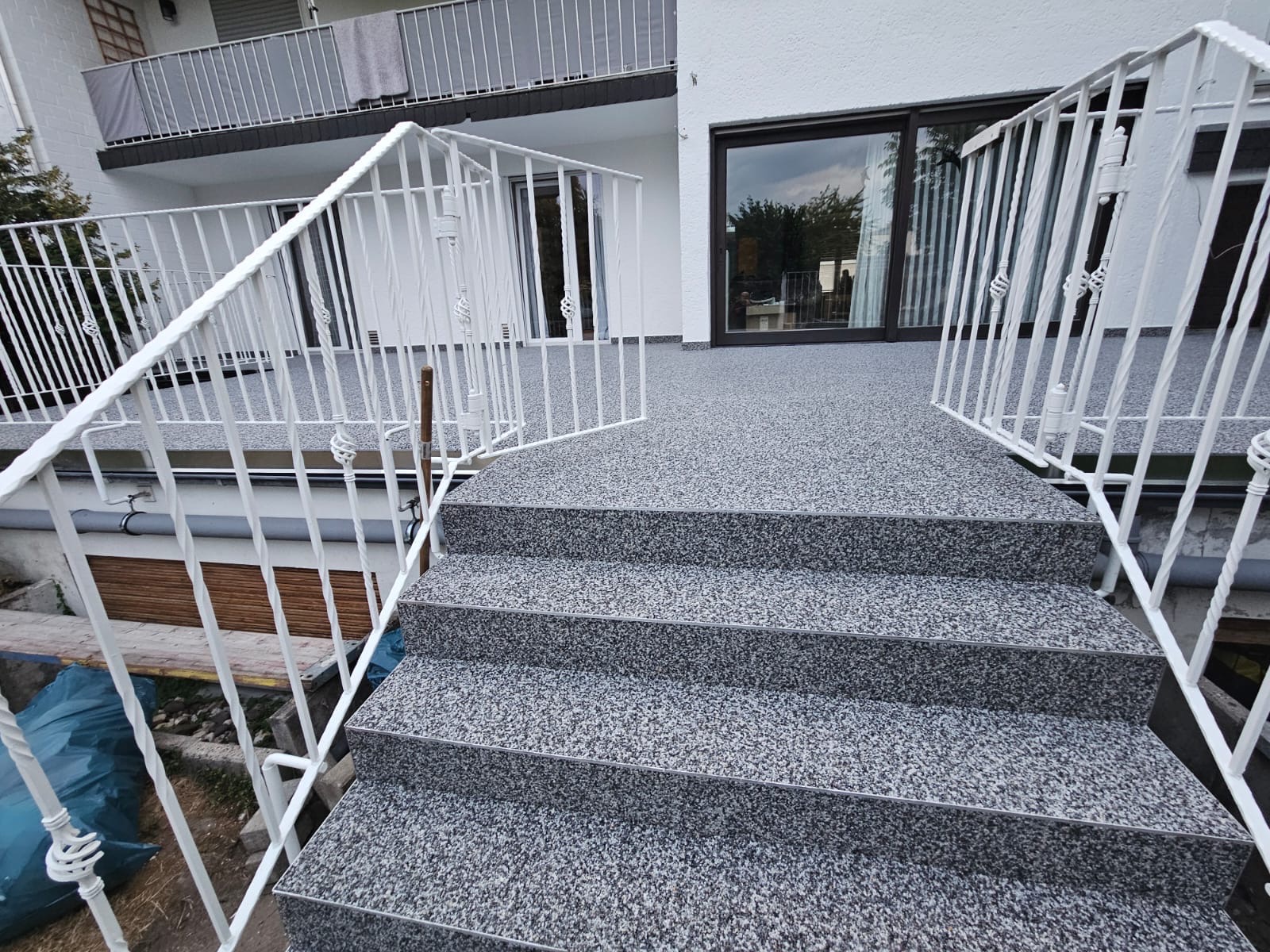 Breite Außentreppe mit weißem Geländer nachher