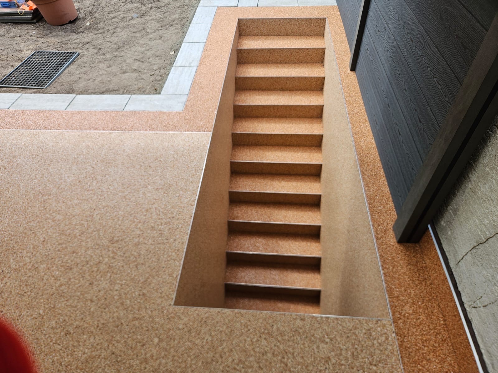 Treppenabgang mit heller Oberfläche nachher