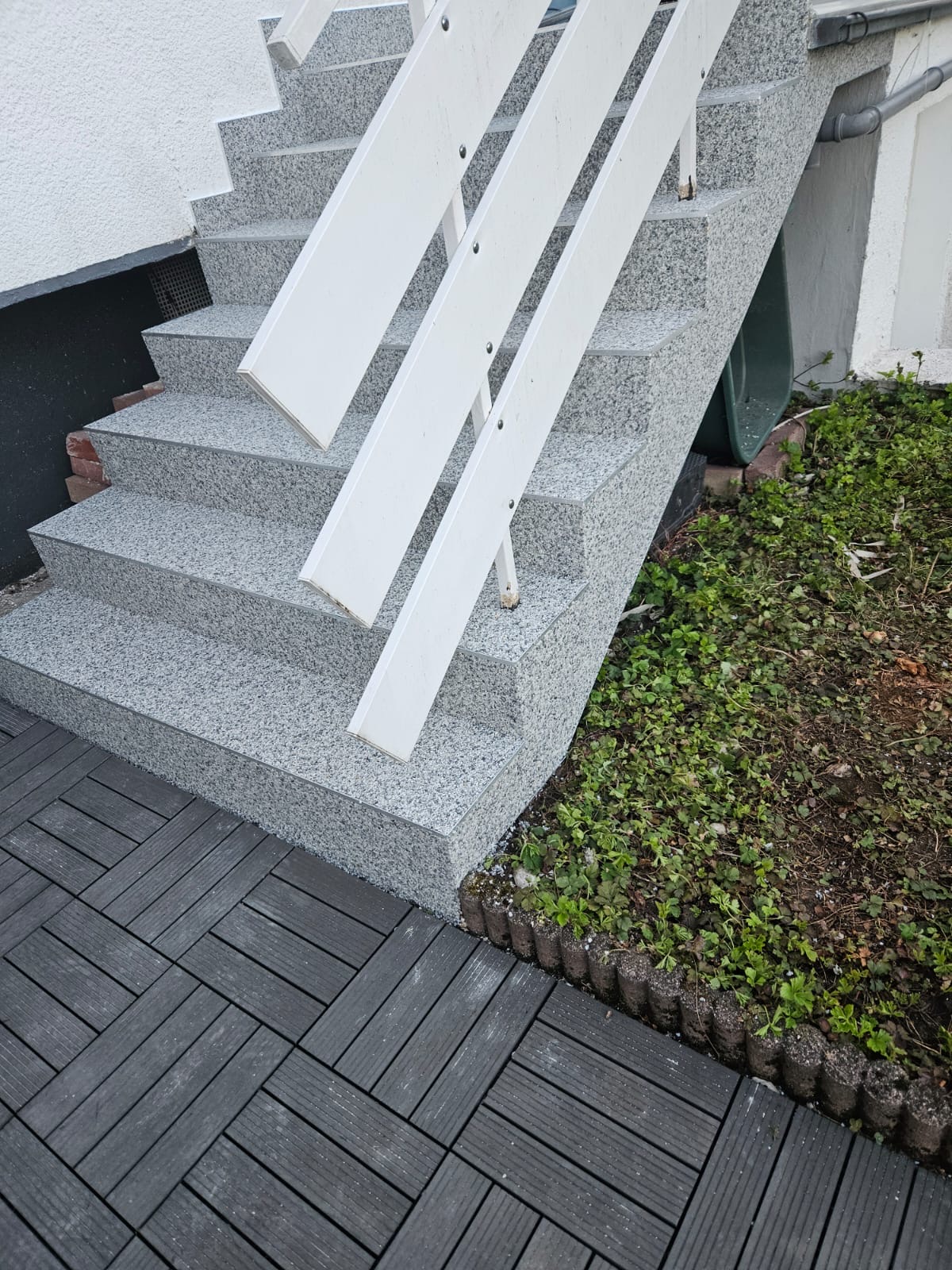 Außentreppe mit weißem Geländer nachher