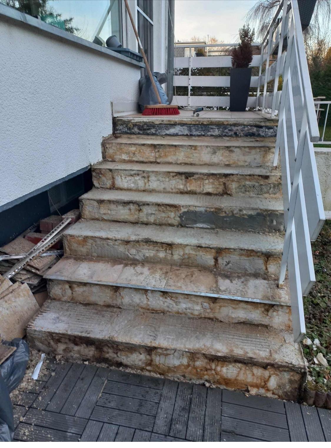 Außentreppe mit weißem Geländer vorher