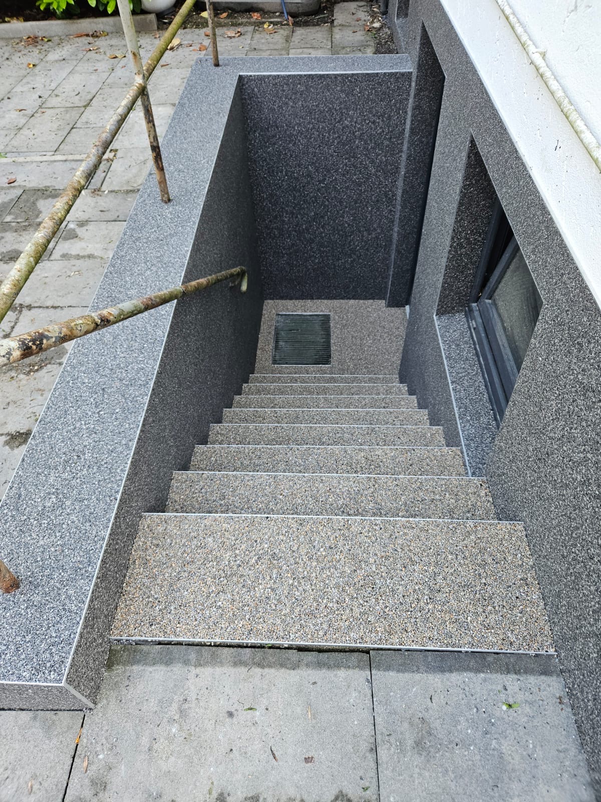 Kellertreppe mit seitlichen Wänden nachher