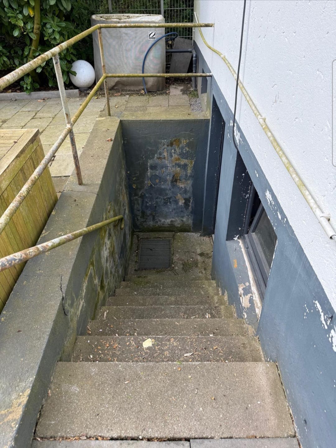 Kellertreppe mit seitlichen Wänden vorher