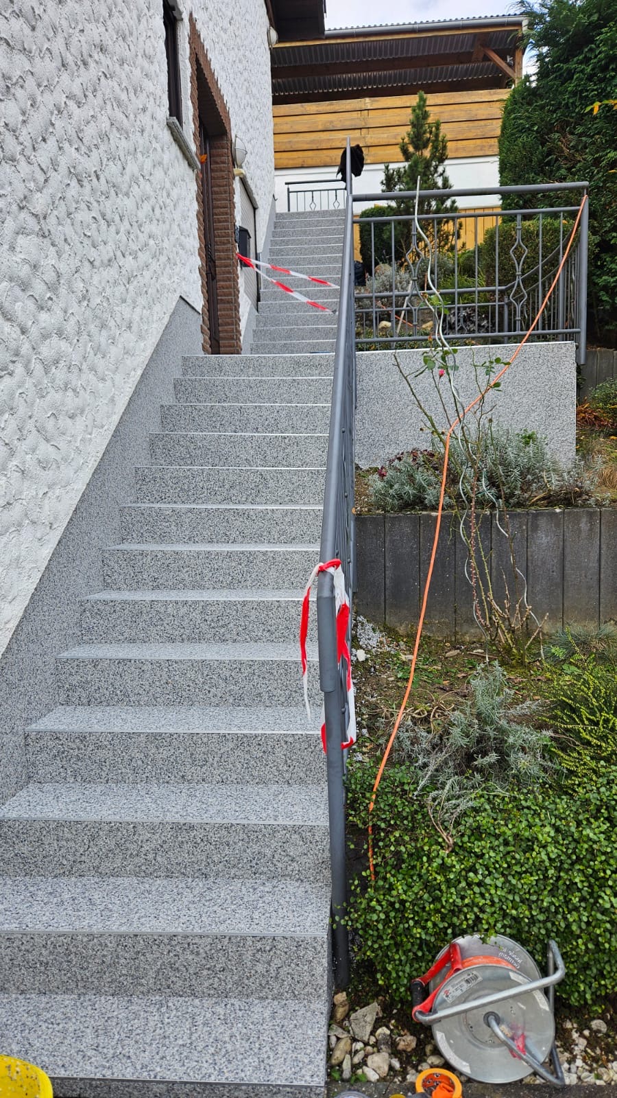 Lange Außentreppe am Garten nachher