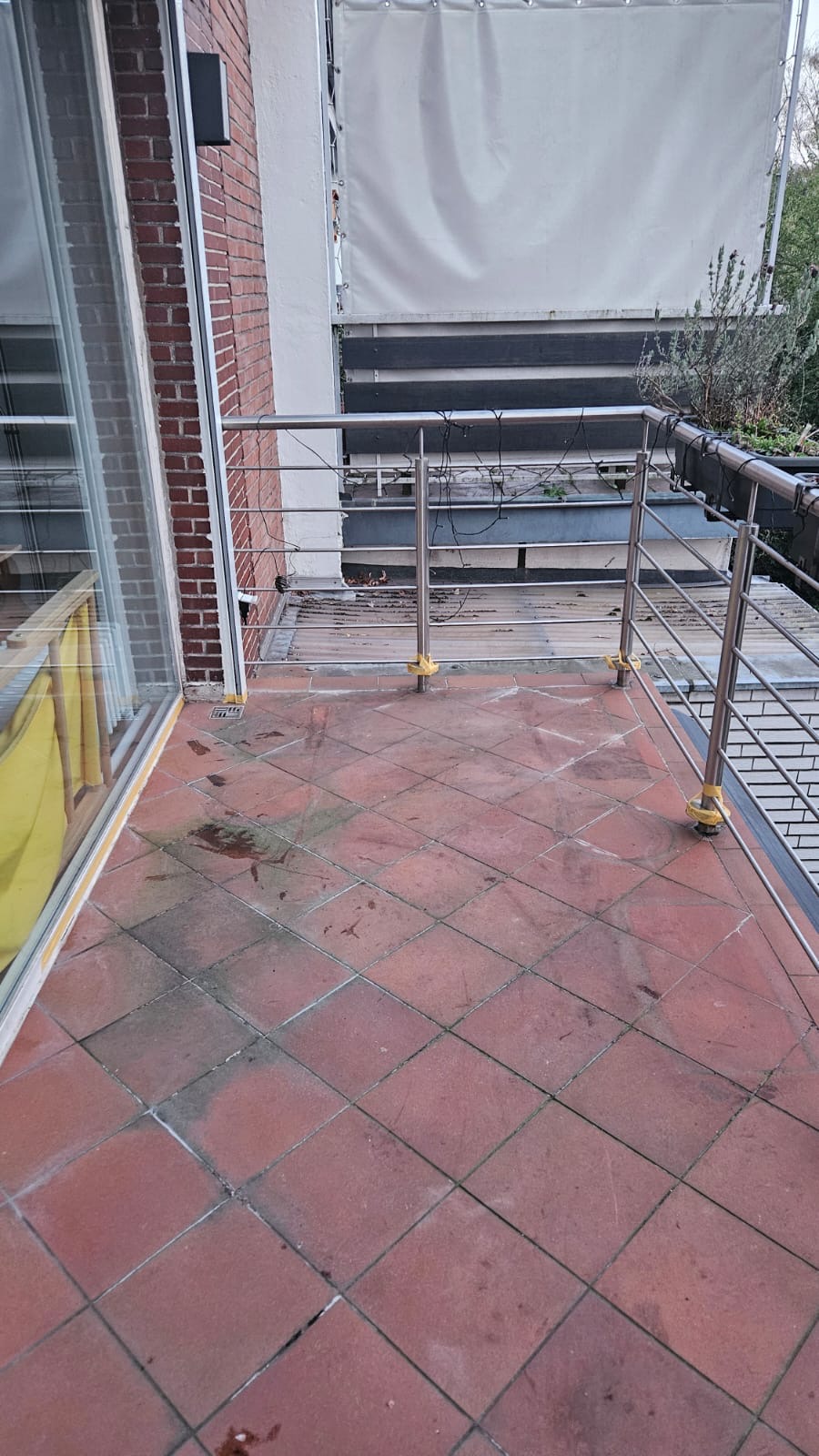 Balkon mit braunem Steinteppich vorher