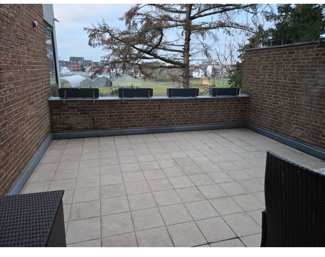 Terrasse mit Backsteinbrüstung vorher
