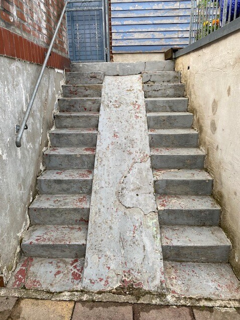 Außentreppe mit Mittelrampe vor der Oberflächenausführung