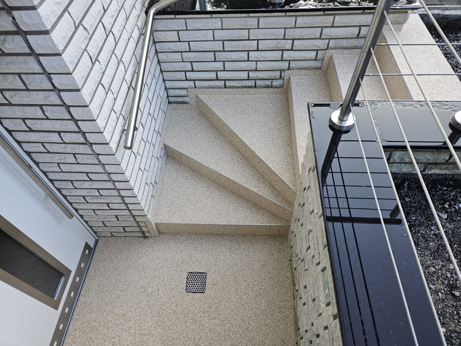 Treppenabgang mit hellem Klinker nachher