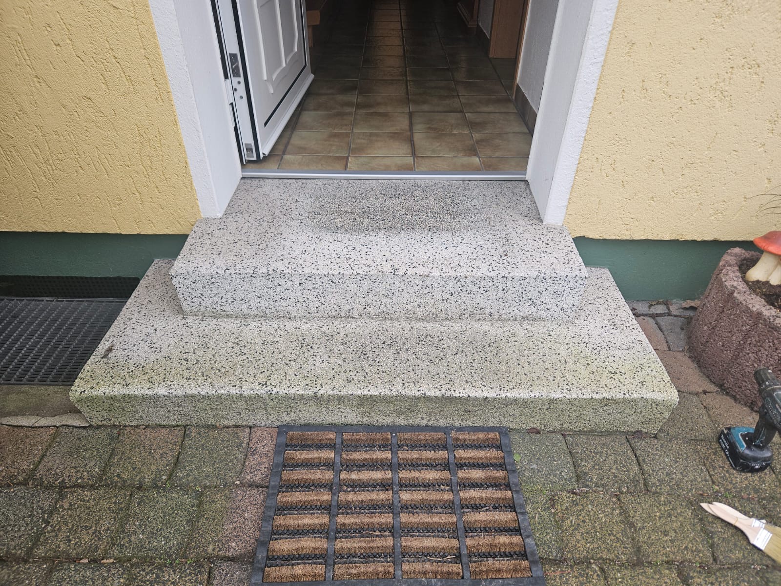 Eingangsstufen am gelben Haus vorher