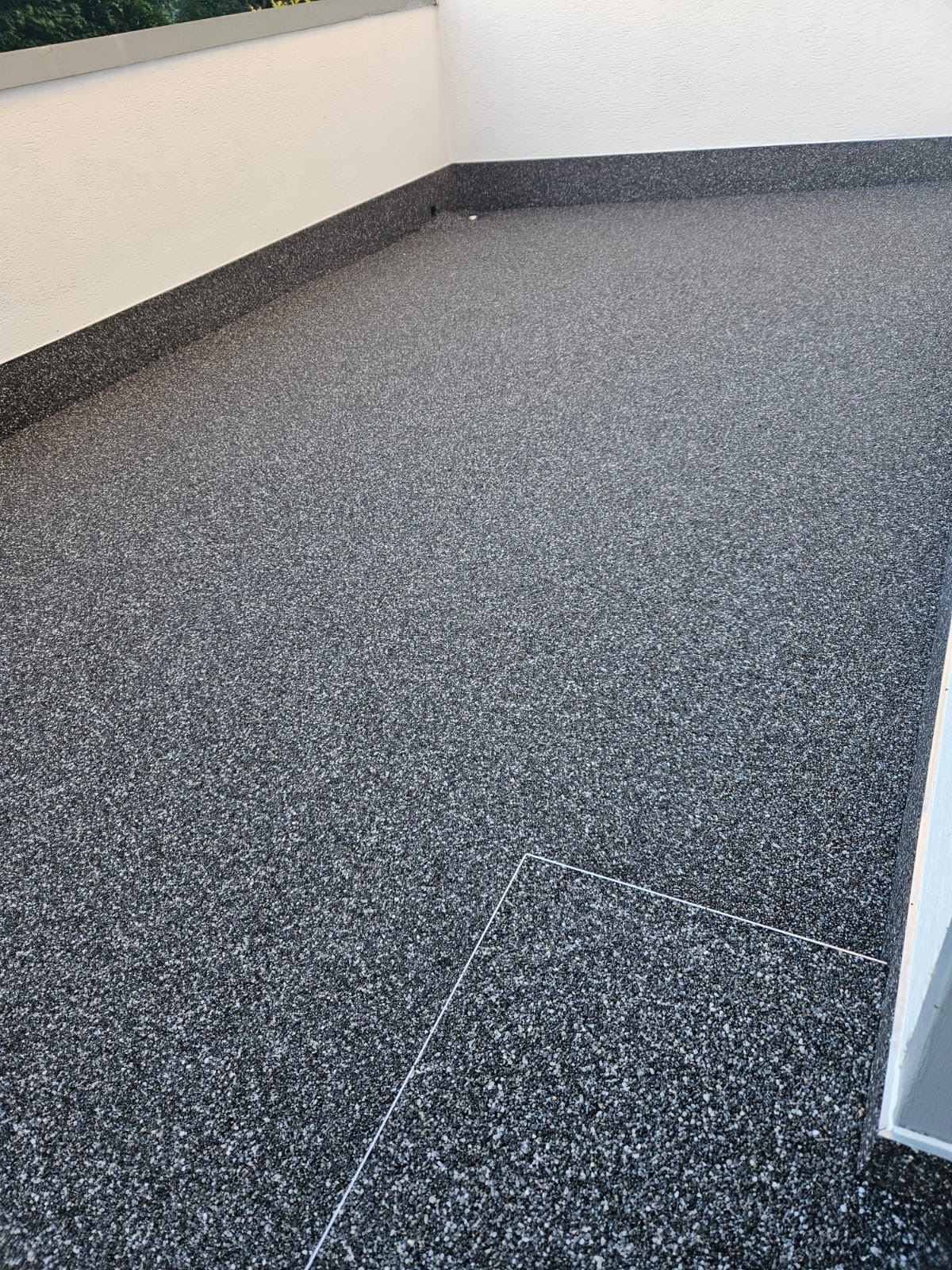 Dachterrasse mit weißer Brüstung nachher