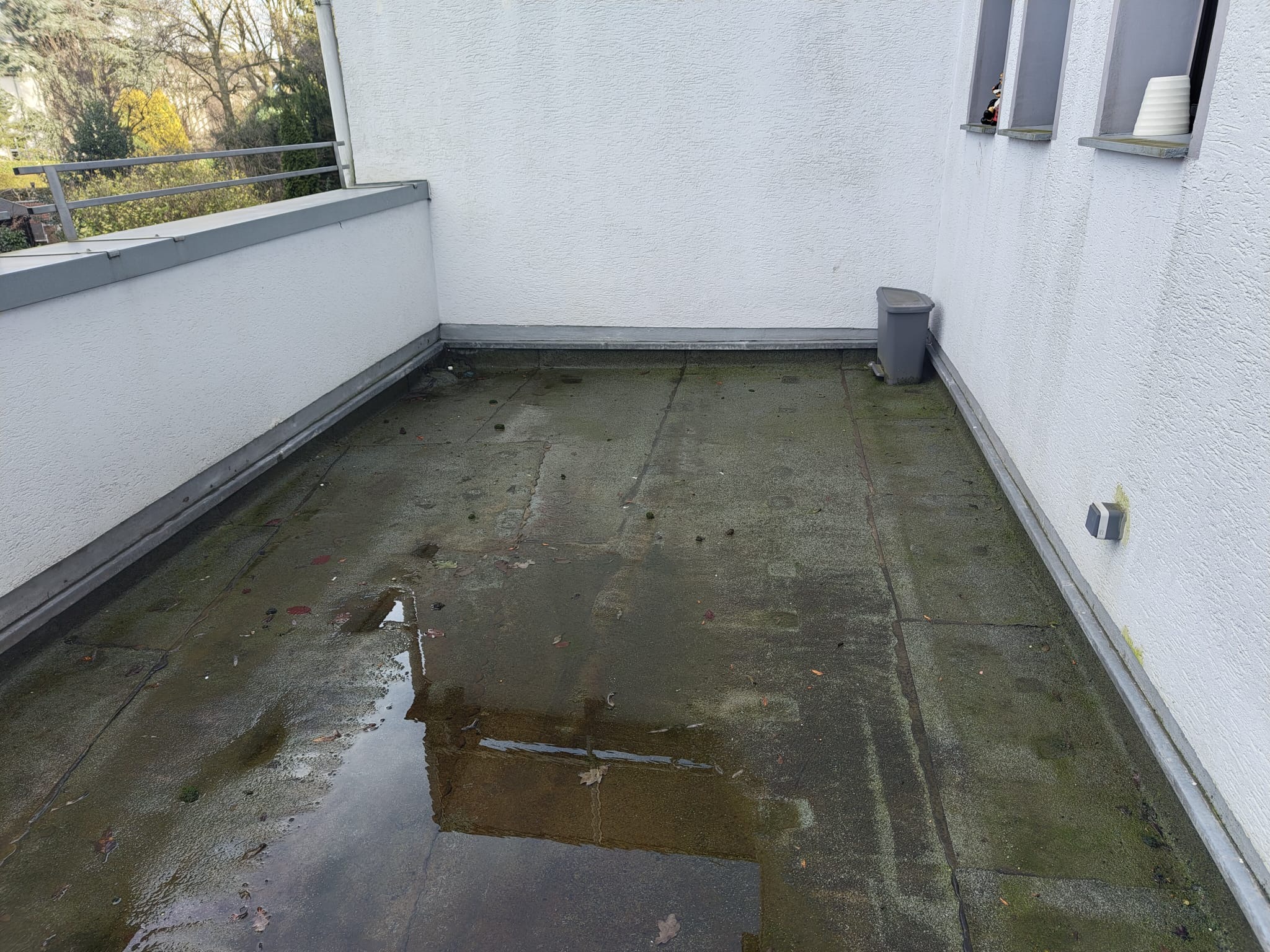 Dachterrasse mit weißer Brüstung vorher