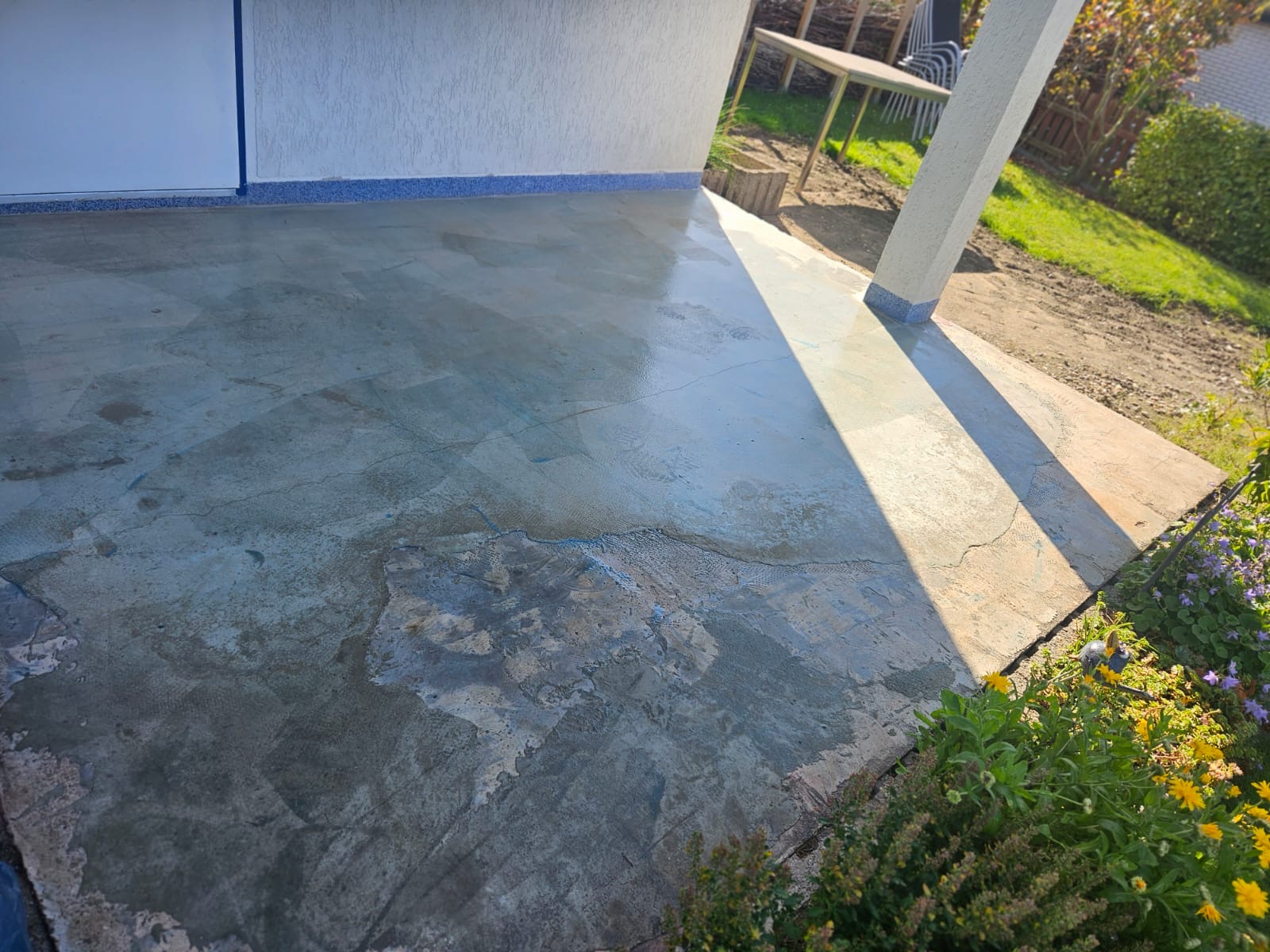 Terrasse mit Stütze vorher