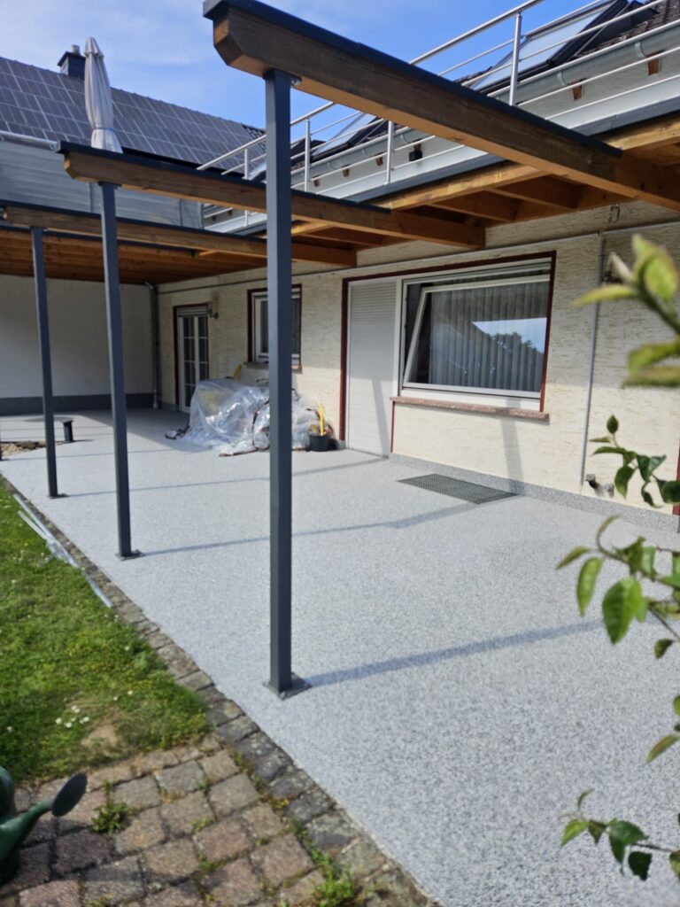 Terrasse unter Pergola nach der Oberflächenausführung