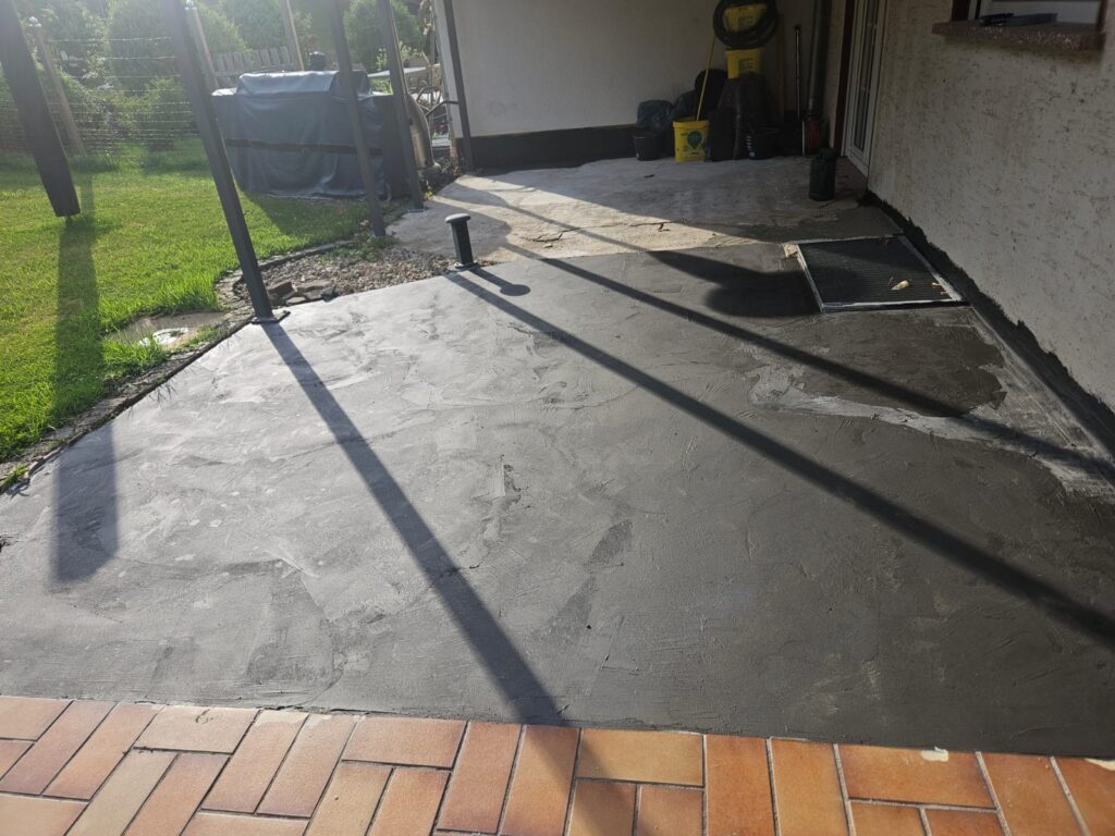 Terrasse unter Pergola vor der Oberflächenausführung