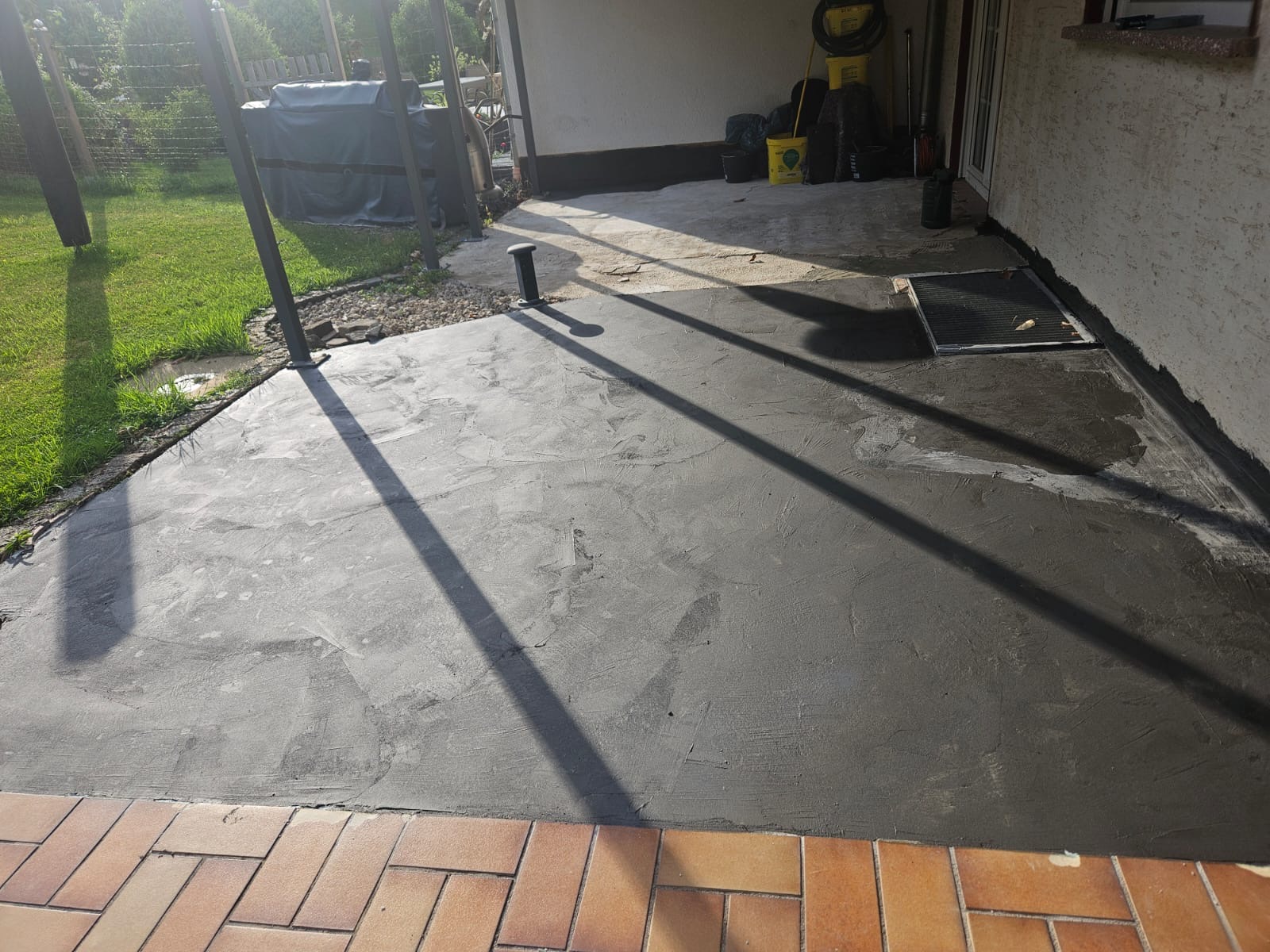 Terrasse unter Pergola vorher