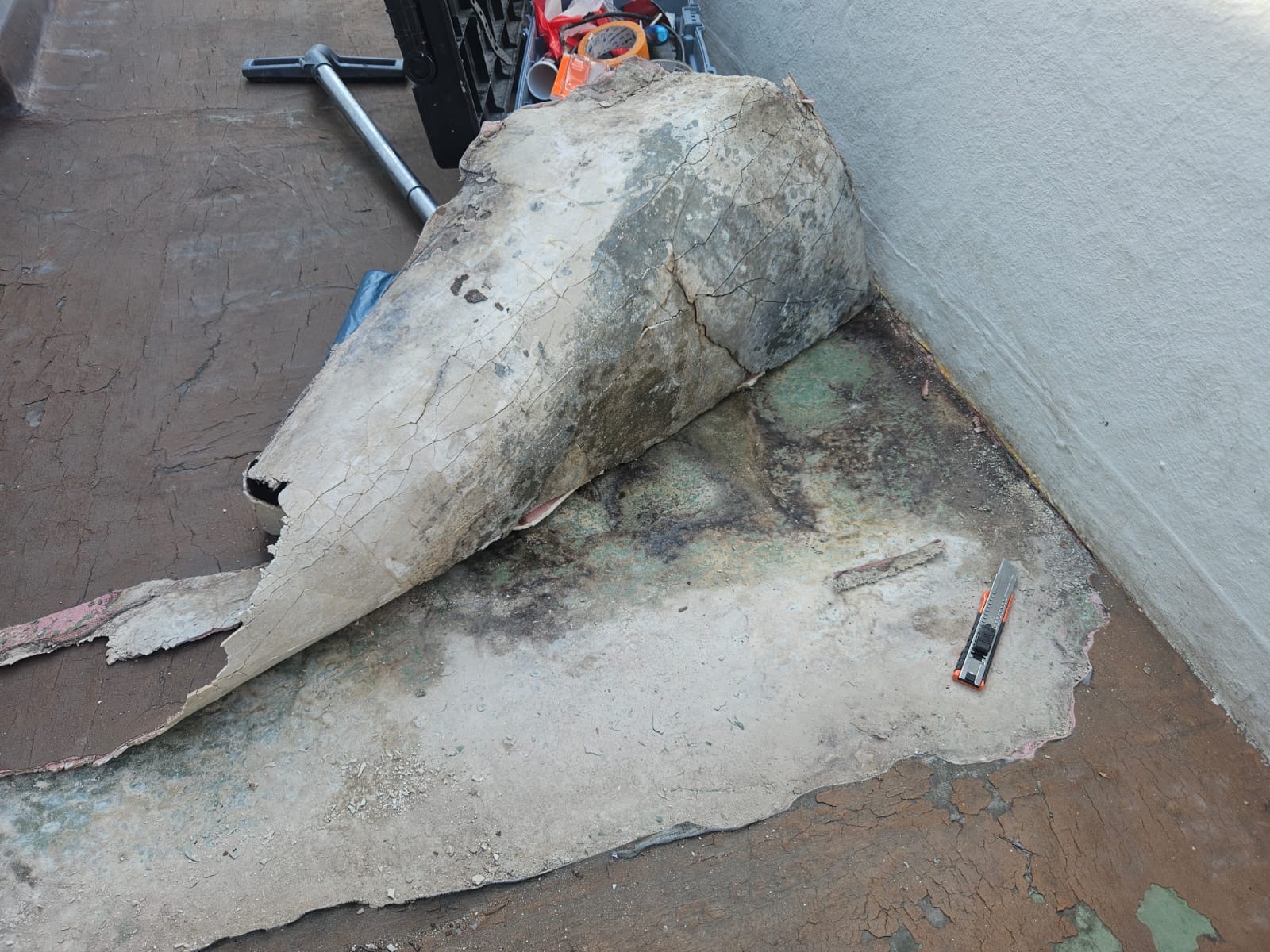 Projektstory 2 – Balkon – Schritt 2 – Altbelag entfernt / Untergrund