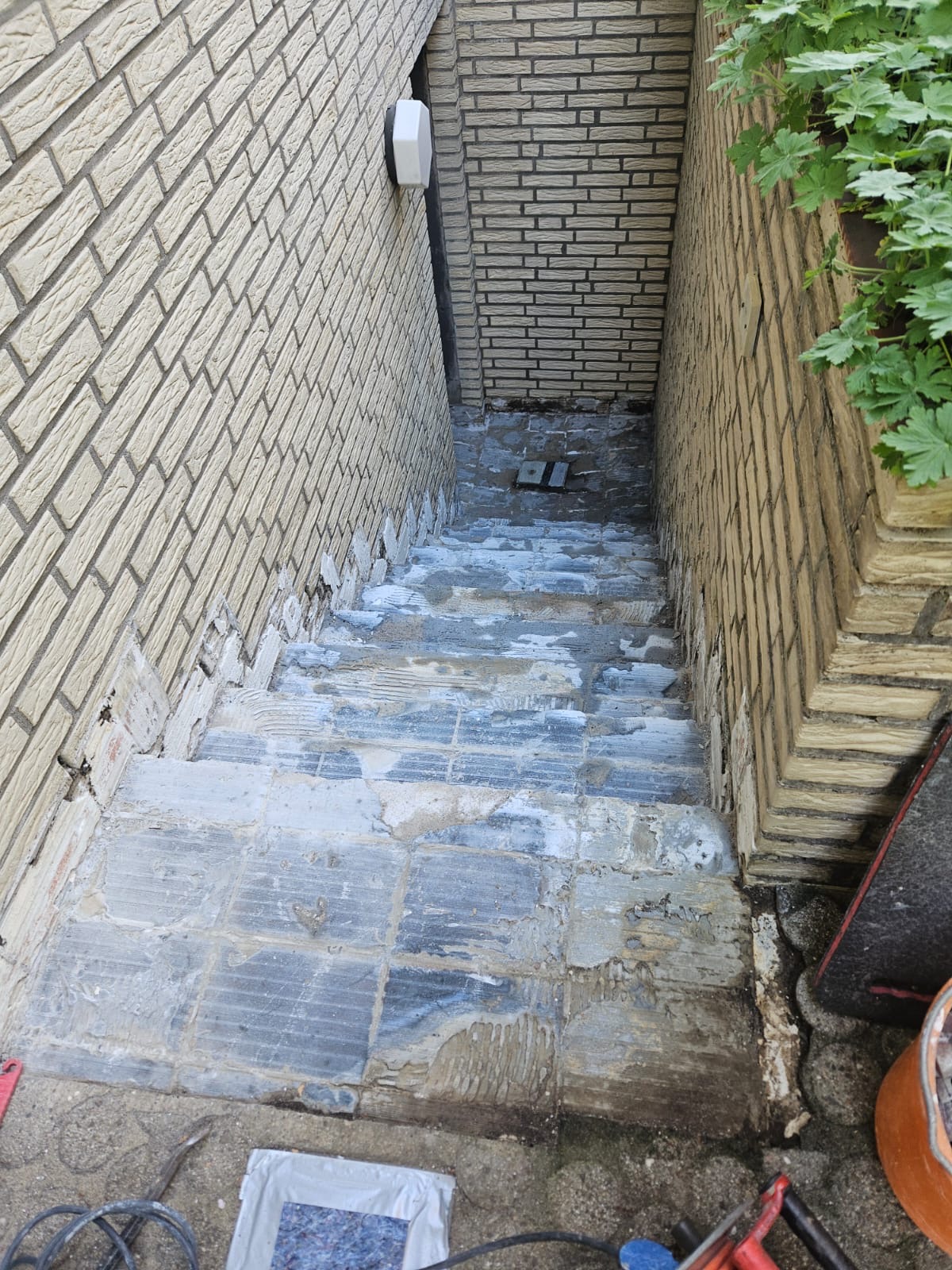 Projektstory 1 – Kellertreppe – Schritt 2 – Altbelag entfernt
