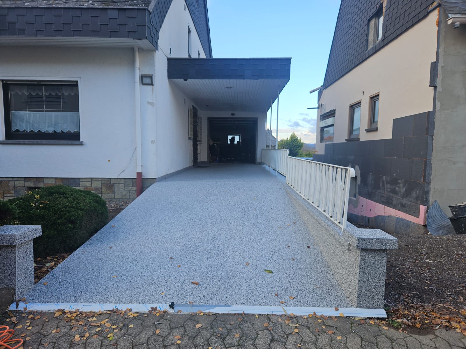 Überdachte Außenfläche in Hellgrau