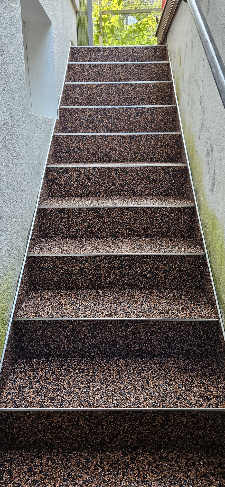 Außentreppe mit braunem Steinteppich